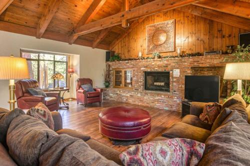 Skyland Retreat - Max nighttime occupancy of 8