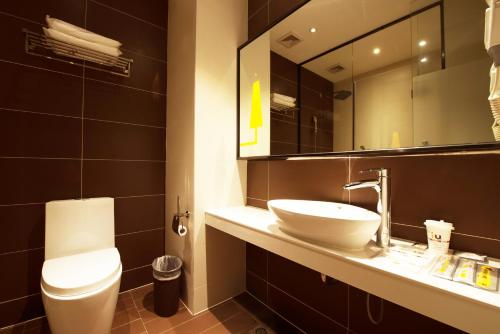 IU Hotel Shanghai Dongchuan Road Metro Station Ideally located in the Minhang area, IU Hotel Shanghai Dongchuan Road Metro Station promises a relaxing and wonderful visit. Both business travelers and tourists can enjoy the propertys facilities an