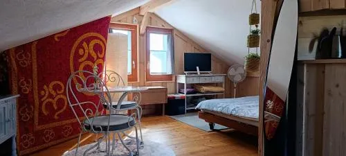 Belle chambre mansardée à la campagne, à 8km de Fribourg in Praroman, Schweiz