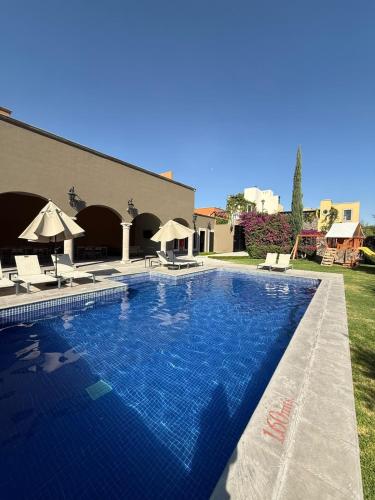 casa con alberca en privada SM