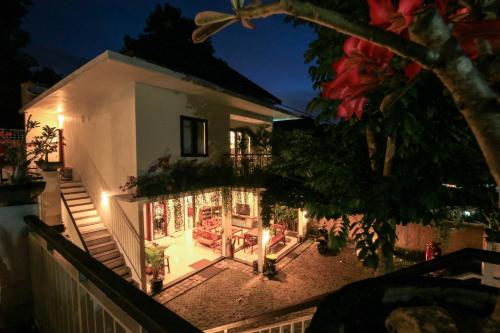 Shared lounge/TV area, Dewi Villa Padangbai Hotel in Padang Bai