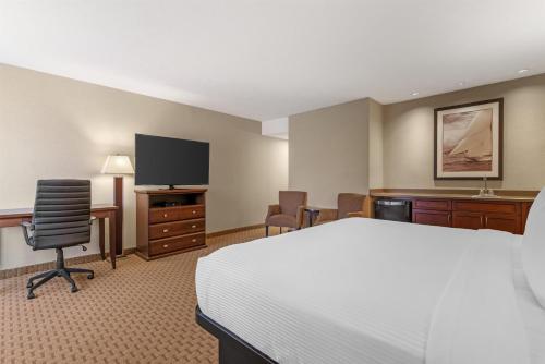 Best Western Plus Emerald Isle Hotel