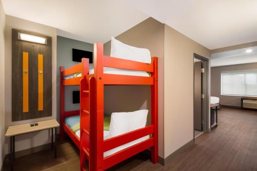 1 king bed, 2 bunk beds
