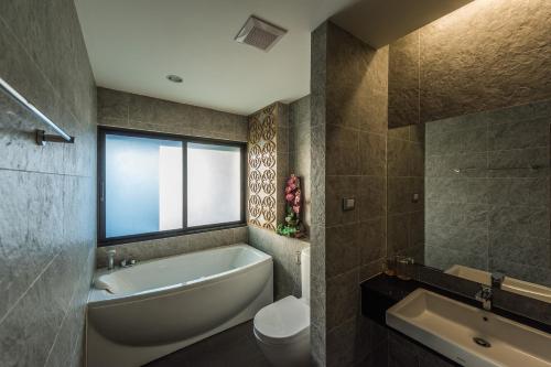 room detail thumbnail 2