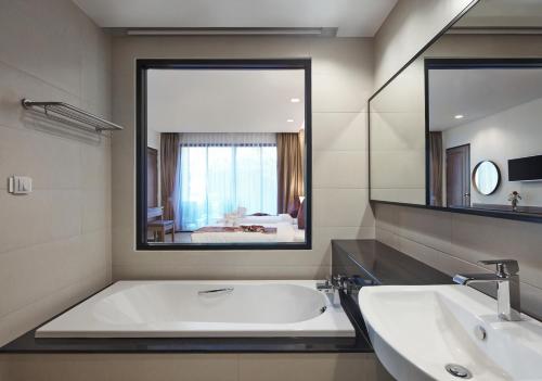 room detail thumbnail 2