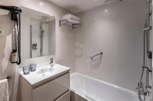 2 bedrooms, 6 beds