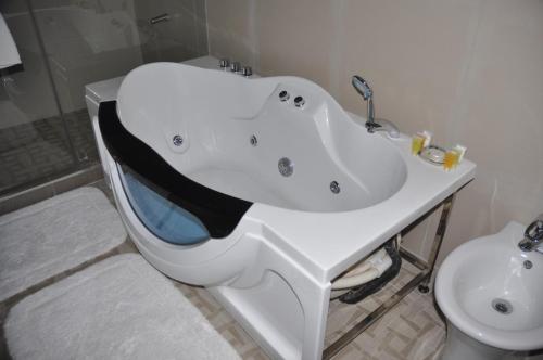 Баня, Weston Hotel in Найроби