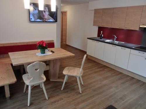 2 bedrooms, 3 beds
