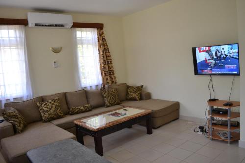 wspólne pomieszczenie/salon TV, Azanza Mtwapa Holiday Home in Mtwapa