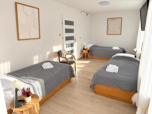 3 twin beds