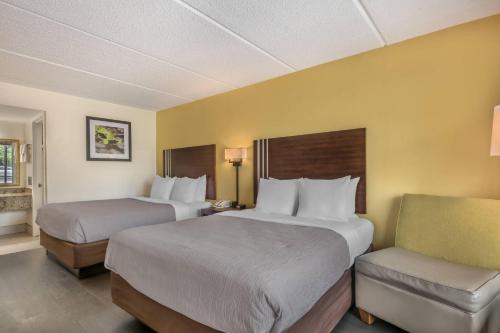 2 queen beds