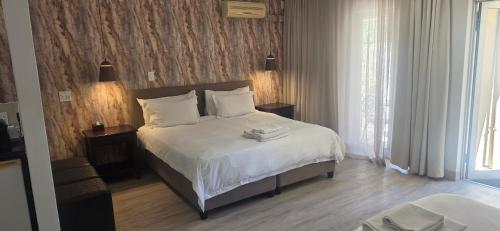 1 double bed, 2 twin beds