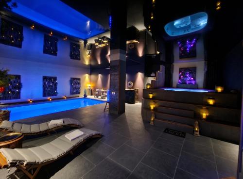 Villa with Private Pool in Hamois 350 m² gîte à louer Plantis du Tige