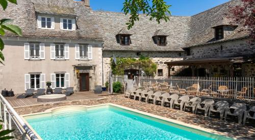 Bungalow Confortable en Campagne à Argences-en-Aubrac avec Piscine gîte à louer Vitrac-en-Viadène