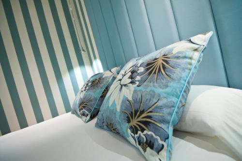 Double or Twin Room with City View image 5