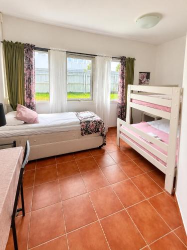 2 twin beds, 1 bunk bed
