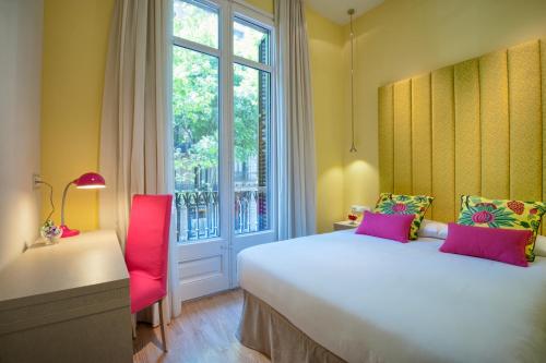 Double or Twin Room with City View image 7
