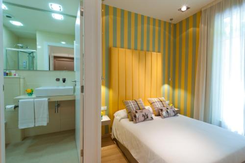 Double or Twin Room with City View image 9