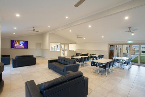 صالة مشتركة/ منطقة التلفزيون, Paradise Tourist Park in تامورث