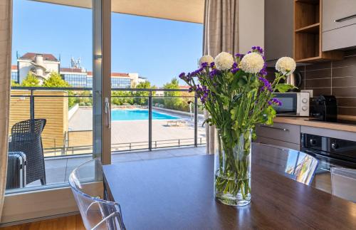 GiaxTower Gym Spa & Pool Romantic Poolside View Multiple Apartments