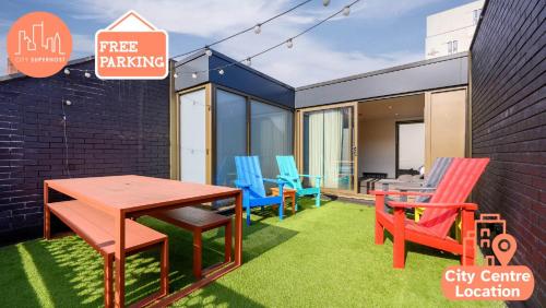 4 Bed Canal St Townhouse Free Parking gîte à louer Atrium by Bridge Street