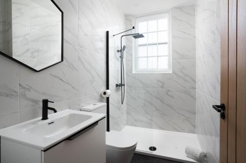Contemporary First Floor Apartment Central Penzance 3