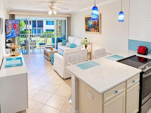 Chic Ocean Getaway - Walk to Beach, Pool & Hot Tub
