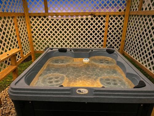 Hot Tub & Game Room, Near Spooky Nook, 8