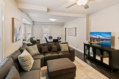 Spacious Home in DT Libertyville Near Naval Base
