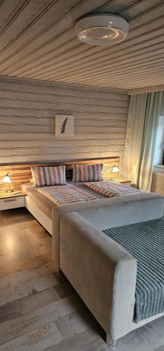 1 queen bed, 1 sofa bed