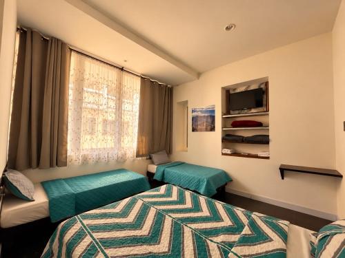 4 twin beds