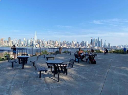 Budget-Friendly Stay Near NYC with Beautiful Skyline Views 2
