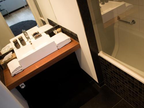 Comfort Deluxe Zimmer mit Badewanne und Dusche