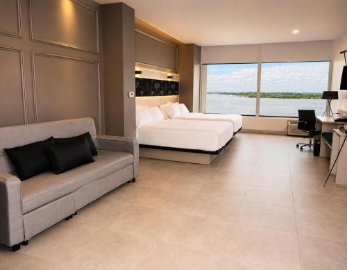 2 queen beds, 1 sofa bed