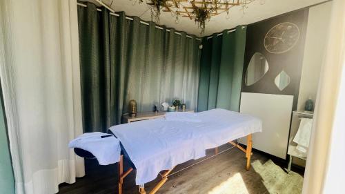 La Metairie du Vauhariot - Chambres de Charme Spacieuses Avec Vue Mer - Piscine Intérieure Chauffée 4
