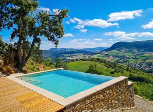 Maison charmante à Saint-Georges-de-Luzençon avec jacuzzi gîte à louer Saint-Georges-de-Luzençon