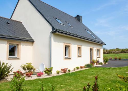 Maison accueillante avec vue sur la mer à Plougrescant