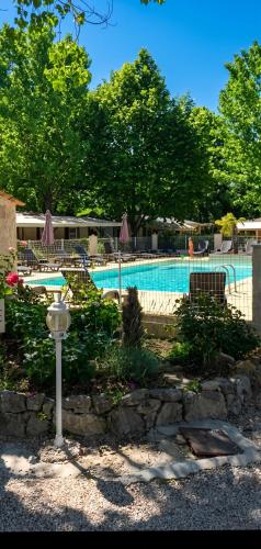 Bungalow Tourrettes 50 m² piscine - Location saisonnière - Tourrettes