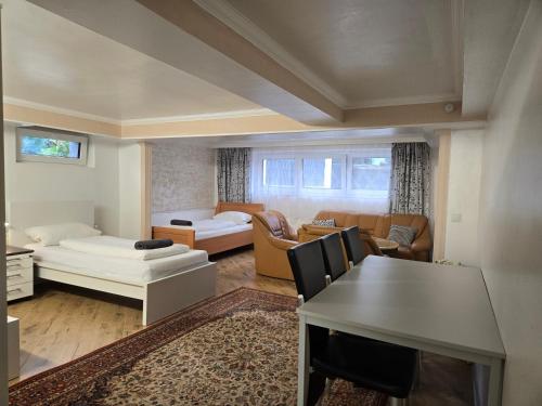 2 bedrooms, 5 beds