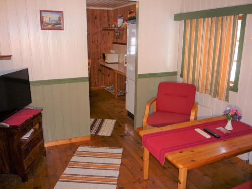 ห้องส่วนกลางสำหรับนั่งเล่น/ดูทีวี, Tosbotn Camping & Cottages near สนามบินเบรินเนยซุนด์
