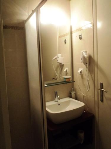 Double Room with Balcony image 6