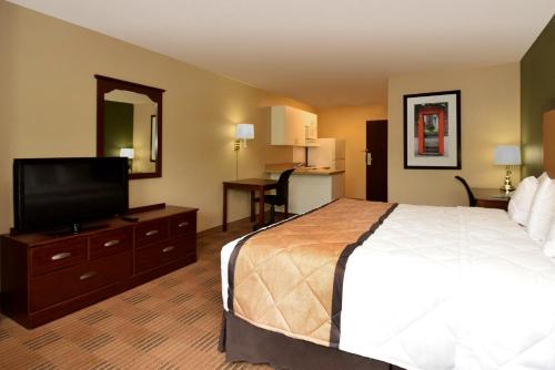 Kitchen, Extended Stay America Suites - Orange County - John Wayne Airport in Newport Beach (CA)