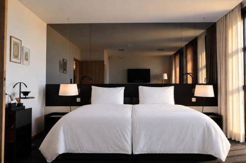 1 king bed, 1 sofa bed
