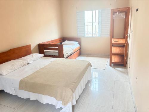 1 queen bed, 2 twin beds
