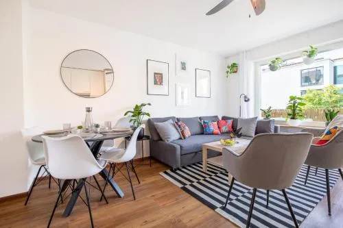 Modern Apartment with Balcony near SBB - Special CUATRO PICASSO 43 Apartment, Basel, up to 6 guests in Basel, Schweiz