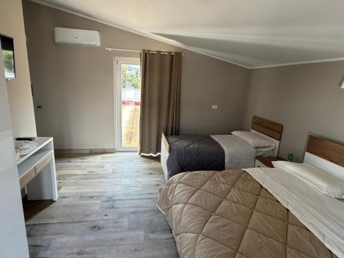 3 queen beds, 2 twin beds
