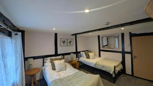2 twin beds