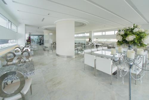 Restaurant, Punta Diamante Premium Hotel in Loma Mesa De Ruitoque