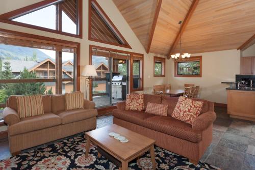 Three-Bedroom Apartment with Den & Private Hot Tub (4821)