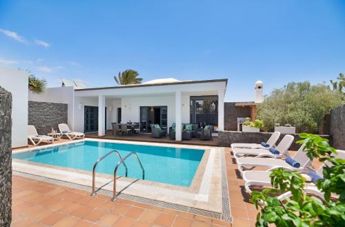 Charming Villa in Playa Blanca with Private Pool